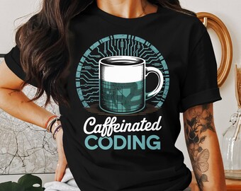 カフェイン入りコーディングTシャツ：オタクプログラマーコーヒーTシャツ