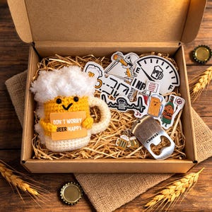 Cadeaupakket voor bierliefhebbers – Biercadeau voor mannen of vrouwen, amigurumi bierpul, grappig verjaardagscadeau, flesopener sleutelhanger, bierknuffel