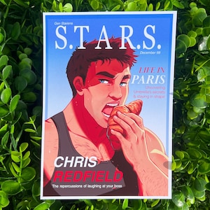 Può includere: Una stampa rettangolare con un'illustrazione stilizzata di un uomo che mangia un cornetto. Il testo recita S.T.A.R.S. December 98, LIFE IN PARIS, Uncovering Umbrella's secrets & staying in shape, CHRIS REDFIELD e The repercussions of laughing at your boss.
