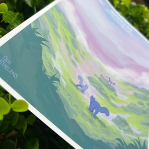 K&ouml;nnte beinhalten: Ein Kunstdruck mit einer stilisierten Landschaft mit Farbverl&auml;ufen in Gr&uuml;n, Lila und Blau. Das Kunstwerk zeigt mehrere blaue Tierfiguren, die einen grasbewachsenen H&uuml;gel hinunterlaufen. Der Name des K&uuml;nstlers, "Den Taelens", ist in der Ecke zu sehen.