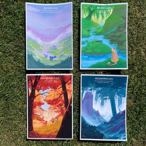 Pu&ograve; includere: Quattro stampe artistiche raffiguranti paesaggi e gatti. Le stampe sono etichettate WindClan, RiverClan, ThunderClan e ShadowClan. Ogni stampa ha una diversa combinazione di colori, tra cui viola, verde, arancione e blu. Le stampe sono esposte su una superficie erbosa verde.