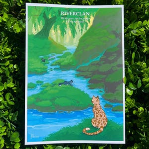 Pode incluir: Uma impress&atilde;o art&iacute;stica com uma cena de rio com gatos. A obra de arte inclui o texto "RIVERCLAN" e uma cita&ccedil;&atilde;o. Um gato malhado est&aacute; em primeiro plano, com outros gatos e um rio ao fundo. A paleta de cores inclui verdes, azuis e castanhos.