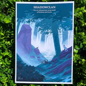 Könnte beinhalten: Ein Druck mit einer Waldszene mit einer lila Felsformation und mehreren Katzen. Der Text "SHADOWCLAN" und "Few are welcome here, in our world of Darkness and Secrets" steht oben. Das Kunstwerk ist in Blau- und Lilatönen gehalten.