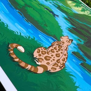 Pode incluir: Ilustra&ccedil;&atilde;o de um leopardo com manchas castanhas e cauda listrada, descansando na relva verde. Um rio azul atravessa a cena, com outro leopardo ao longe. A obra de arte tem um estilo de desenho animado.