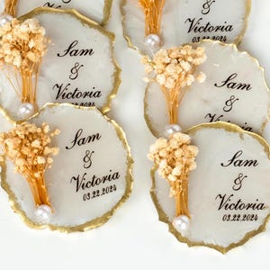 Faveur aimantée de mariage personnalisée : résine époxy avec fleur séchée