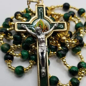 Saint Guadalupe Rosenkranz: Grüne Tigeraugenperlen, Gold- und Hämatitakzente