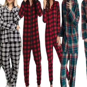 Puede incluir: Cinco conjuntos de pijama a cuadros en varios colores, incluyendo negro y blanco, rojo y negro, y verde y rojo. Todas las pijamas tienen mangas largas y un frente abotonado.