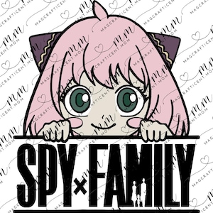 以下が含まれることがあります： ピンクの髪と大きな緑色の目をしたアニメキャラクターが、「SPY × FAMILY」と書かれた白黒の看板から顔をのぞかせています。