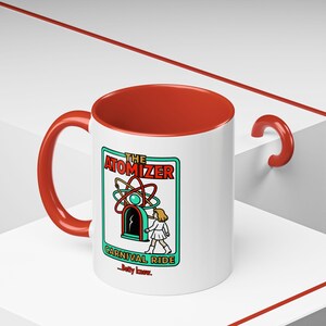 Taza de café con acento "The Atomizer Betty Knew" (11 oz y 15 oz) de Cinema Siblings Splash, Mannequin & Weird Science, 1980's Manic Pixie Dream Pygmalion