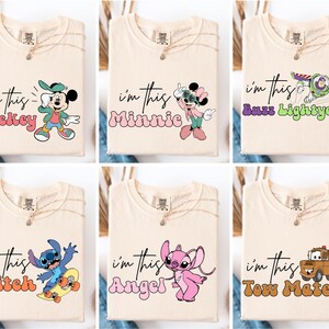 Może przedstawiać: Kremowe koszulki z postaciami z kreskówek Mickey Mouse, Minnie Mouse, Buzz Lightyear, Stitch, Angel i Tow Mater. Każda koszulka ma napis "I'm this" nad imieniem postaci w kolorowej czcionce. Wzory są nadrukowane na przodzie koszulek.