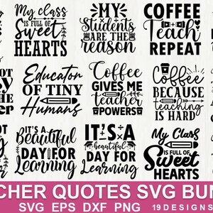 Puede incluir: Una colección de diseños SVG con temática de profesores en negro, con varias citas y frases. Los diseños incluyen texto como "Coffee because teaching is hard" y "My class is full of sweet hearts". El paquete incluye 19 diseños.