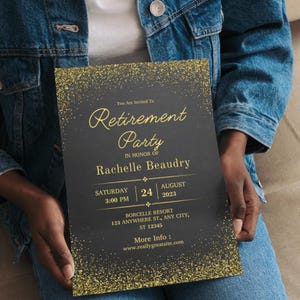 Puede incluir: Una tarjeta de invitación rectangular para una fiesta de jubilación con fondo negro y detalles de purpurina dorada en la parte superior e inferior. El texto dice: You Are Invited To Retirement Party IN HONOR OF Rachelle Beaudry SATURDAY 24 AUGUST 3:00 PM BORCELLE RESORT 123 ANYWHERE ST., ANY CITY, ST 12345 More Info : www.reallygreatsite.com