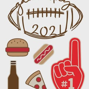 Puede incluir: Ilustración gráfica con un balón de fútbol americano, las palabras "game day" y el año "2021". Elementos adicionales incluyen una hamburguesa, un perrito caliente, una botella, una porción de pizza y un dedo de espuma rojo con "#1".