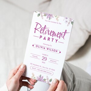 Op de afbeelding: Een witte rechthoekige uitnodigingskaart voor een pensioenfeest met paarse bloemaccenten aan de boven- en onderkant. De tekst luidt: You Are Invited To The Retirement PARTY Honoring To OLIVIA WILSON Saturday MARCH 29 2025 09.00 PM 123 Anywhere St., Any City, ST 12345 RSVP: +123-456-7890 (Avery).