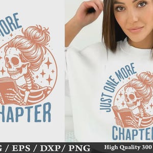 Könnte beinhalten: Ein weißes Sweatshirt mit einem Grafikdruck eines Skeletts mit Dutt-Frisur, das ein Buch liest. Das Design enthält den Text "JUST ONE MORE CHAPTER" in blauer Schrift, umgeben von kleinen Sternformen in einem gedämpften Orangeton.