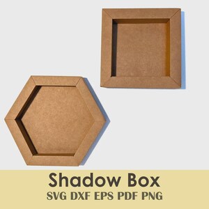 Könnte beinhalten: Zwei braune Schattenboxen aus Pappe, eine in quadratischer und eine in sechseckiger Form, mit einem vertieften Mittelbereich. Der Text Shadow Box SVG DXF EPS PDF PNG ist in Dunkelbraun am unteren Bildrand aufgedruckt.
