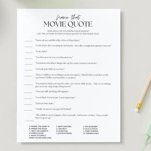 Może przedstawiać: Biała kartka do gry zatytułowana "Name That Movie Quote". Arkusz zawiera cytaty z film&oacute;w z pustymi miejscami na odpowiedzi i listę tytuł&oacute;w film&oacute;w. Po prawej stronie znajduje się oł&oacute;wek i zielony notatnik.