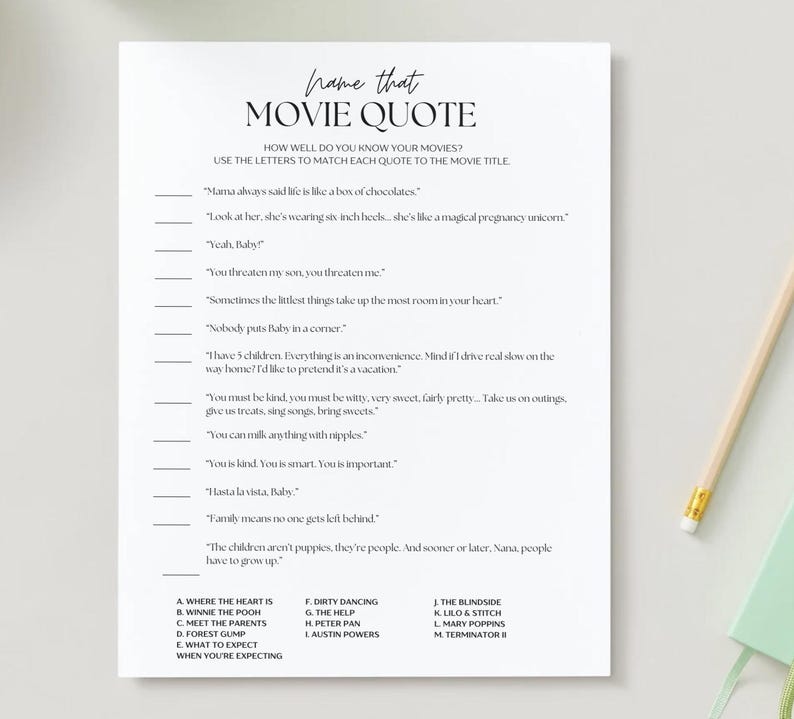 Może przedstawiać: Biała kartka do gry zatytułowana "Name That Movie Quote". Arkusz zawiera cytaty z film&oacute;w z pustymi miejscami na odpowiedzi i listę tytuł&oacute;w film&oacute;w. Po prawej stronie znajduje się oł&oacute;wek i zielony notatnik.