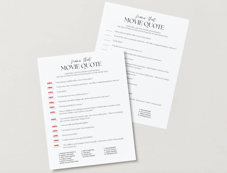 Może przedstawiać: Dwa białe arkusze papieru z czarnym napisem "Name that Movie Quote". Arkusze zawierają cytaty z film&oacute;w i listę tytuł&oacute;w film&oacute;w. Papier ma minimalistyczny design, odpowiedni do gry lub aktywności na imprezie.
