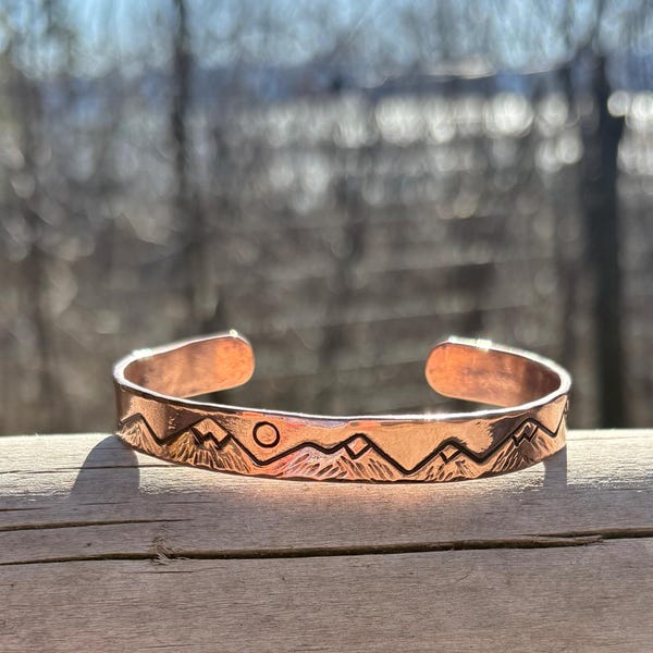 Pulsera de cobre macizo forjada a mano con escena de montaña, Montana, senderismo, aventura, brazalete, hombre, mujer, joyería