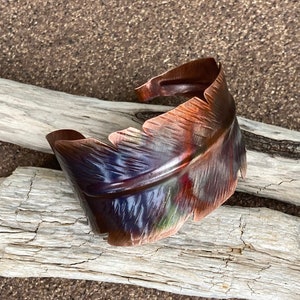 Brazalete de plumas de cobre martillado