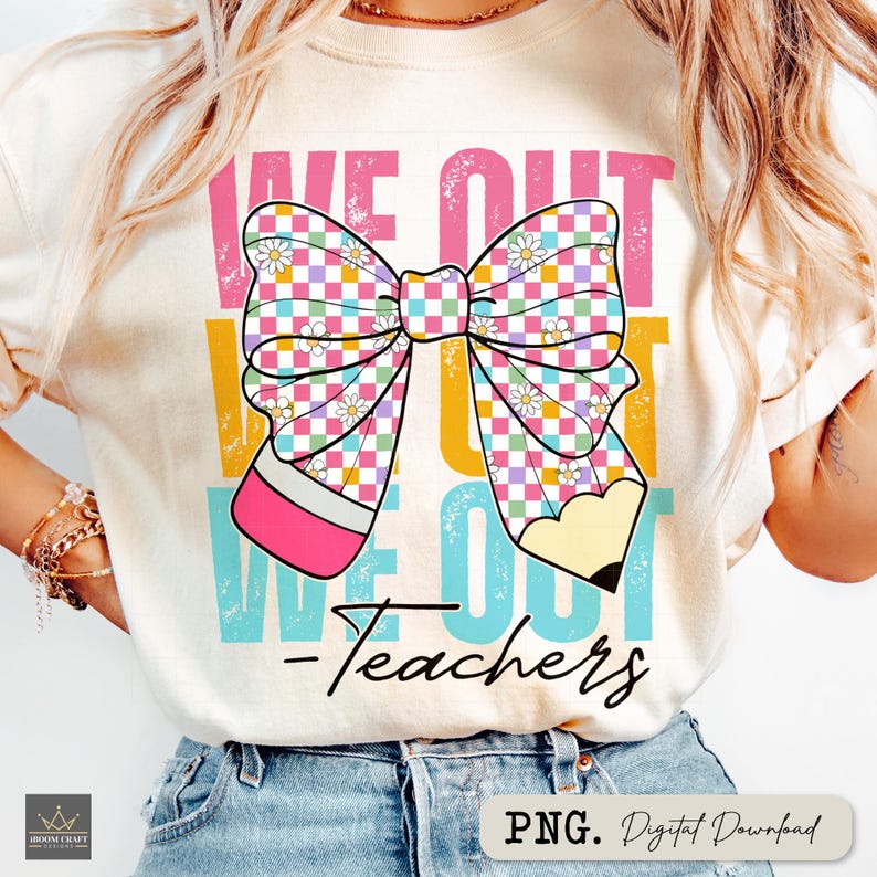 K&ouml;nnte beinhalten: Ein wei&szlig;es T-Shirt mit einem grafischen Design eines bunten Bogens mit einem karierten Muster und einem Bleistift. Der Text "We Out We Out - Teachers" ist auf das T-Shirt gedruckt.