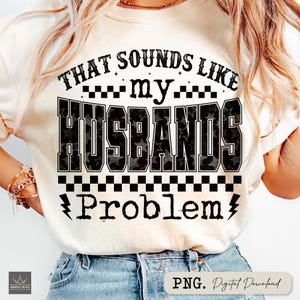 Könnte beinhalten: Cremefarbenes T-Shirt mit dem Text "THAT SOUNDS LIKE my HUSBANDS Problem" in Schwarz und Grau. Der Text ist fett und blockartig, mit einem Schachbrettmuster darüber und darunter. Digitaler Download.