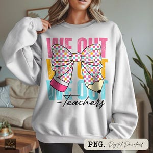 K&ouml;nnte beinhalten: Wei&szlig;er Pullover mit einem bunten Grafikdesign, das einen Bogen aus Bleistiften und den Text "We Out We Out -Teachers" zeigt.