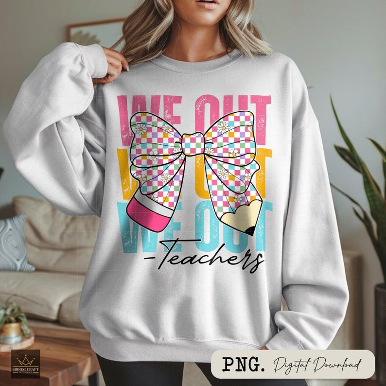 K&ouml;nnte beinhalten: Wei&szlig;er Pullover mit einem bunten Grafikdesign, das einen Bogen aus Bleistiften und den Text "We Out We Out -Teachers" zeigt.