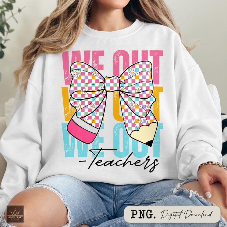 K&ouml;nnte beinhalten: Wei&szlig;er Pullover mit einem bunten Schleifen- und Bleistiftdesign. Der Text "We Out We Out - Teachers" ist auf dem Pullover aufgedruckt.