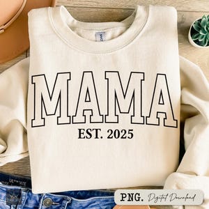 Mamá Est. 2025 PNG / Letras universitarias de mamá png / Camisetas gráficas divertidas para mamá / Regalo casual para madres / Camiseta de mamá png / Nueva mamá png