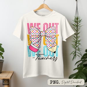K&ouml;nnte beinhalten: Wei&szlig;es T-Shirt mit einer rosa und blauen Schleife mit Karomuster und dem Text "We Out We Out - Teachers".