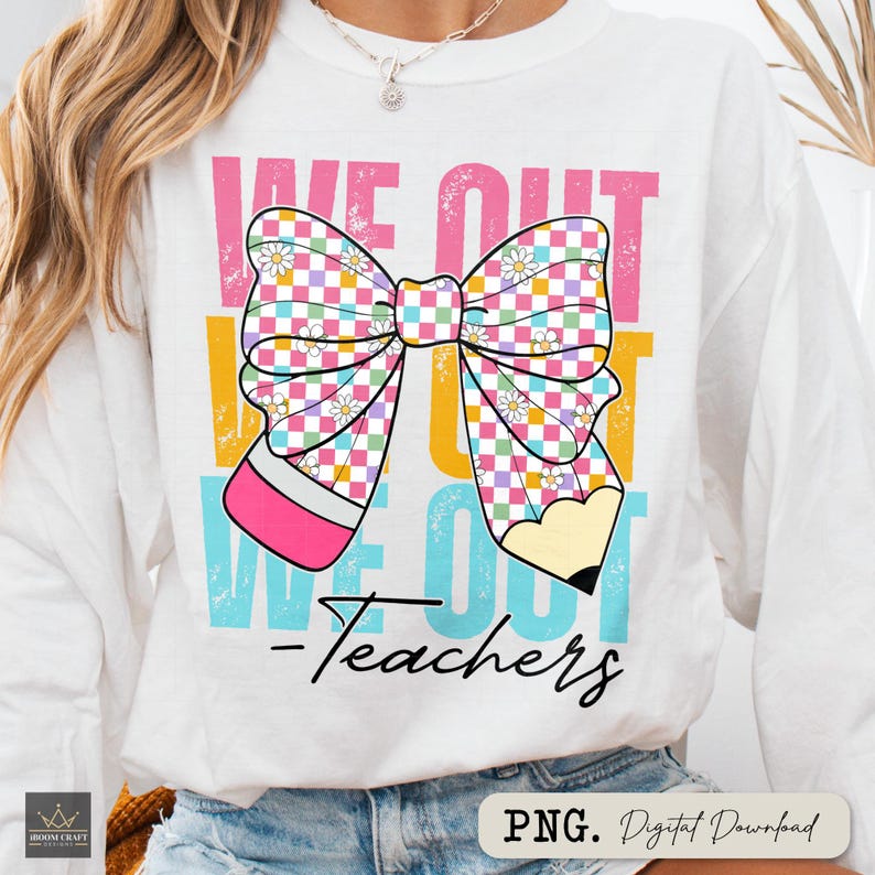 K&ouml;nnte beinhalten: Wei&szlig;es Langarmshirt mit einem bunten Schleifen- und Bleistiftdesign. Der Text "We Out We Out - Teachers" ist auf dem Shirt aufgedruckt.