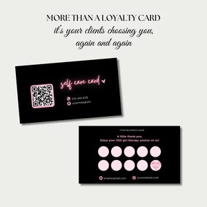 Puede incluir: Tarjetas negras de autocuidado con texto y acentos rosas. Una tarjeta presenta un c&oacute;digo QR e informaci&oacute;n de contacto. La otra tarjeta ofrece un agradecimiento con espacio para el nombre de la empresa y los datos de contacto. Tarjetas de fidelizaci&oacute;n.