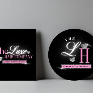 Puede incluir: Dos letreros negros con el texto "The Luxe Hair Company" y "Luxury Hair Extensions" en rosa y blanco. Un letrero es cuadrado, el otro es redondo. Ambos letreros tienen detalles de diamantes.