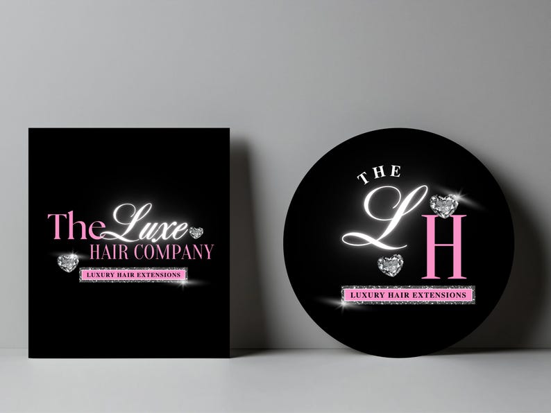 Puede incluir: Dos letreros negros con el texto "The Luxe Hair Company" y "Luxury Hair Extensions" en rosa y blanco. Un letrero es cuadrado, el otro es redondo. Ambos letreros tienen detalles de diamantes.