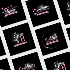 Puede incluir: Varias tarjetas cuadradas negras con el logotipo de "The Luxe Hair Company". El logotipo incluye el texto "The Luxe Hair Company" en una fuente cursiva, un dise&ntilde;o de diamante y las palabras "Luxury Hair Extensions".