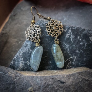 labradorite earrings, Labradorite gemstone, labradorite jewelry, labradorite jewellery, labradorite pendant, old world earrings, antique