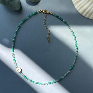 Gargantilla de ágata verde delicada, collar minimalista de piedras preciosas con dije de inicial perlada, collar de cuentas de piedra verde, collar apilable de verano
