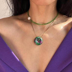 Unakit Stein Donut Halskette, Zierliche Halskette mit Naturstein Donut Anhänger, Natürliche Grüne Jade Halsband mit Perle Rose Anhänger