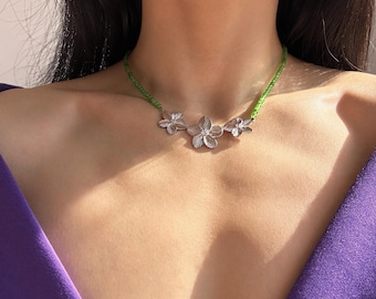 Bloemen hanger ketting, levendige groene kralen edelsteen choker, sierlijke edelsteen ketting met bloem hanger, groene kralen ketting, cadeau voor haar
