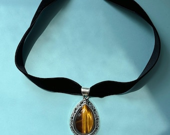 Fluwelen chokerketting met tijgeroog: Y2K edelsteensieraden