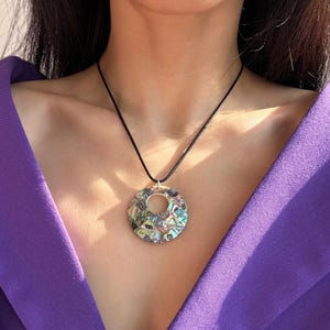Natural Sea Shell Cord Choker, Multi Color Shell Donut Necklace, Adjustable Rope Choker with Shell Pendant Charms, Abalone Pendant Necklace