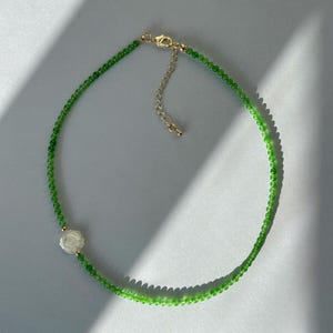 Elegant grönt jadehalsband med blomhänge, halsband med natursten, halsband med gröna pärlor, chokerhalsband med gröna stenar, roshalsband