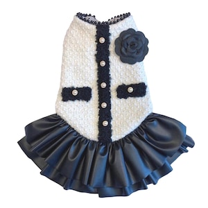 Abito per cani in tweed fatto a mano: elegante gonna in similpelle nera