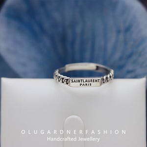 Anillo abierto ajustable con diseño minimalista y letras cuadradas en plata S925