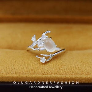 S925 Sterling Silver Plum Blossom White Agate Chalcedony Ring – Elegant and Exquisite Design