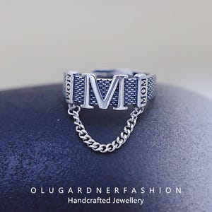 Anillo abierto ajustable con cadena vintage y borlas con letra M de plata S925
