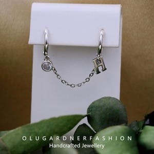 Pendientes de aro con borlas de un solo lado con la letra H en plata S925