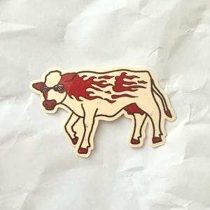 クールな炎の牛のステッカー、クールなレトロなビニール製デカール、面白い農場の動物の美しいギフト、乳製品愛好家やノートパソコン、ウォーターボトルの装飾に。